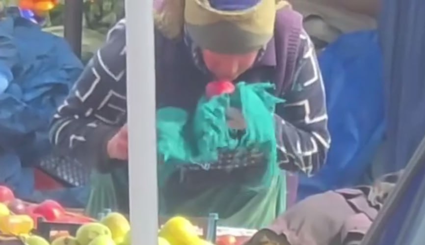 Almaları tüpürərək silməsi ilə gündəm olan satıcı danışdı – VİDEO Almaları tüpürərək silməsi ilə gündəm olan satıcı danışdı – VİDEO