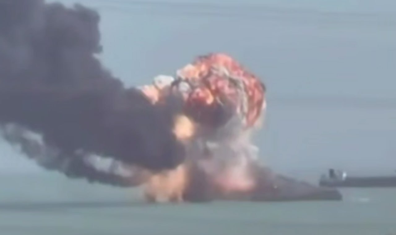 Hörmüzdəki İran gəmisi belə məhv edildi &ndash; VİDEO