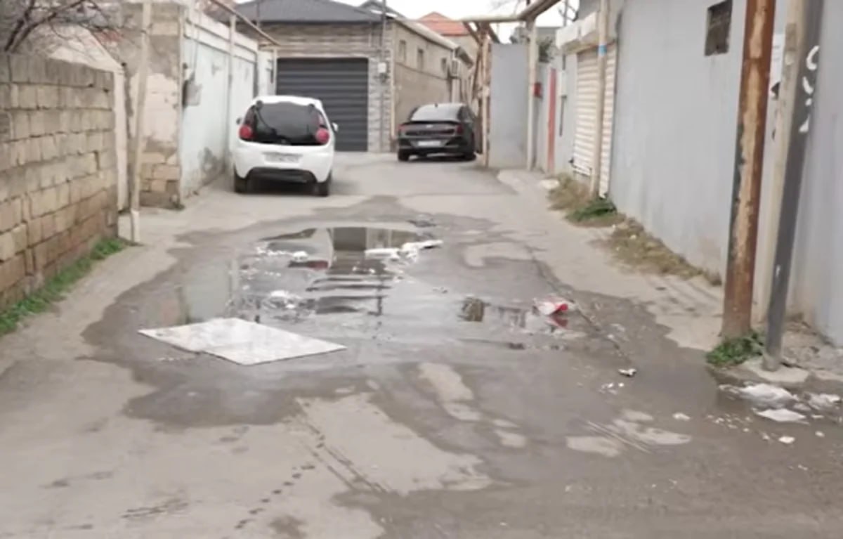 Xırdalanda içməli su küçəyə axır: "Kimsə problemə məhəl qoymur" - VİDEO