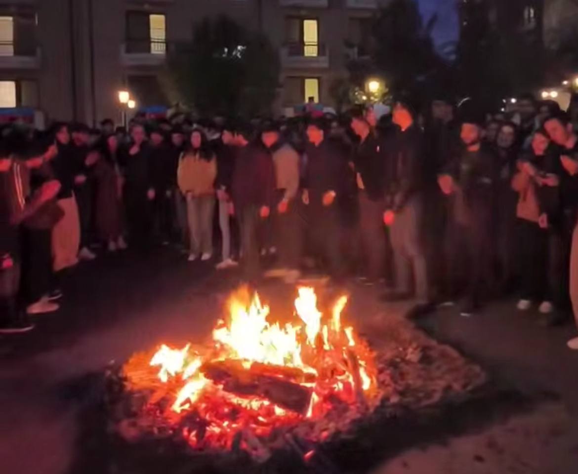 Nazir Xankəndidə tonqaldan tullandı, tələbələrlə yallı getdi - VİDEO