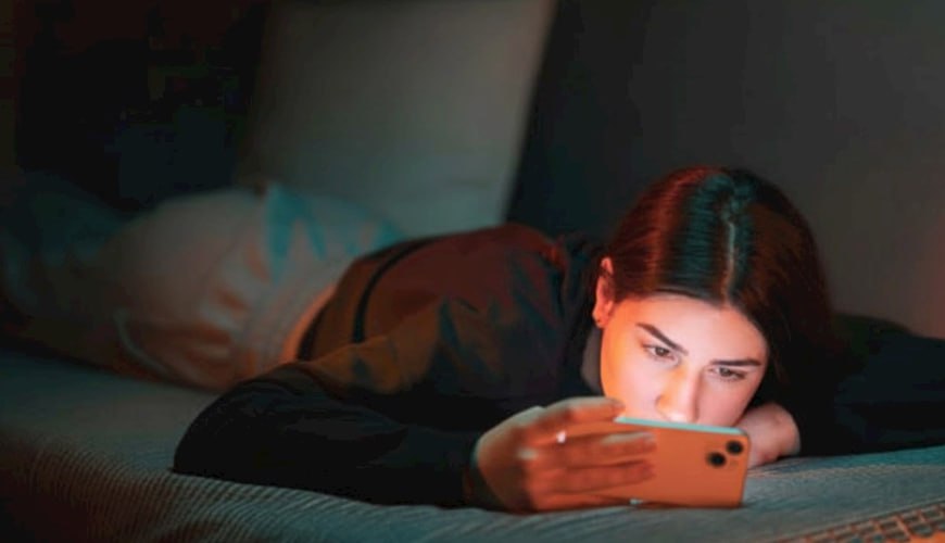 Gecə saatlarla telefona baxanlara pis xəbər