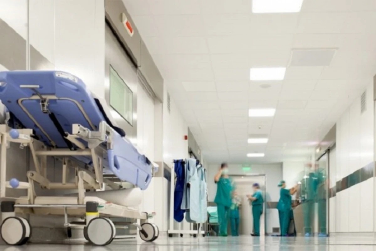 Gəncədə yeniyetmə qız 9-cu mərtəbədən YIXILDI