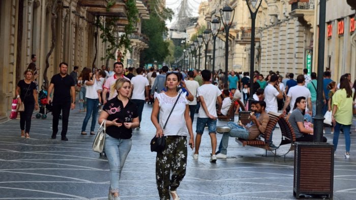 Azərbaycan əhalisinin neçə faizi QADINLARDIR?