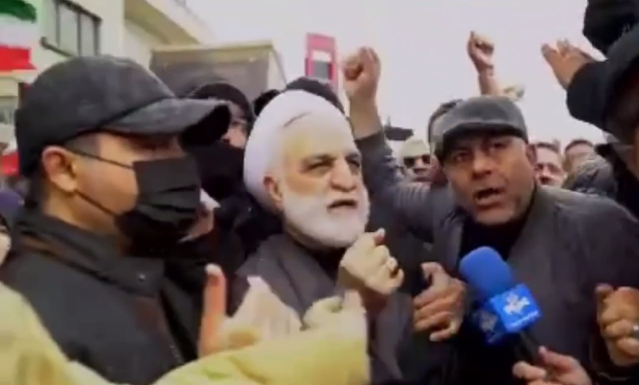 Xalq qorxmur dedi, özü raket zərbəsindən həyəcanlandı &ndash; VİDEO