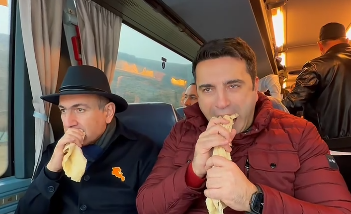 Bu dəfə də avtobusda lavaş yedi &ndash; VİDEO