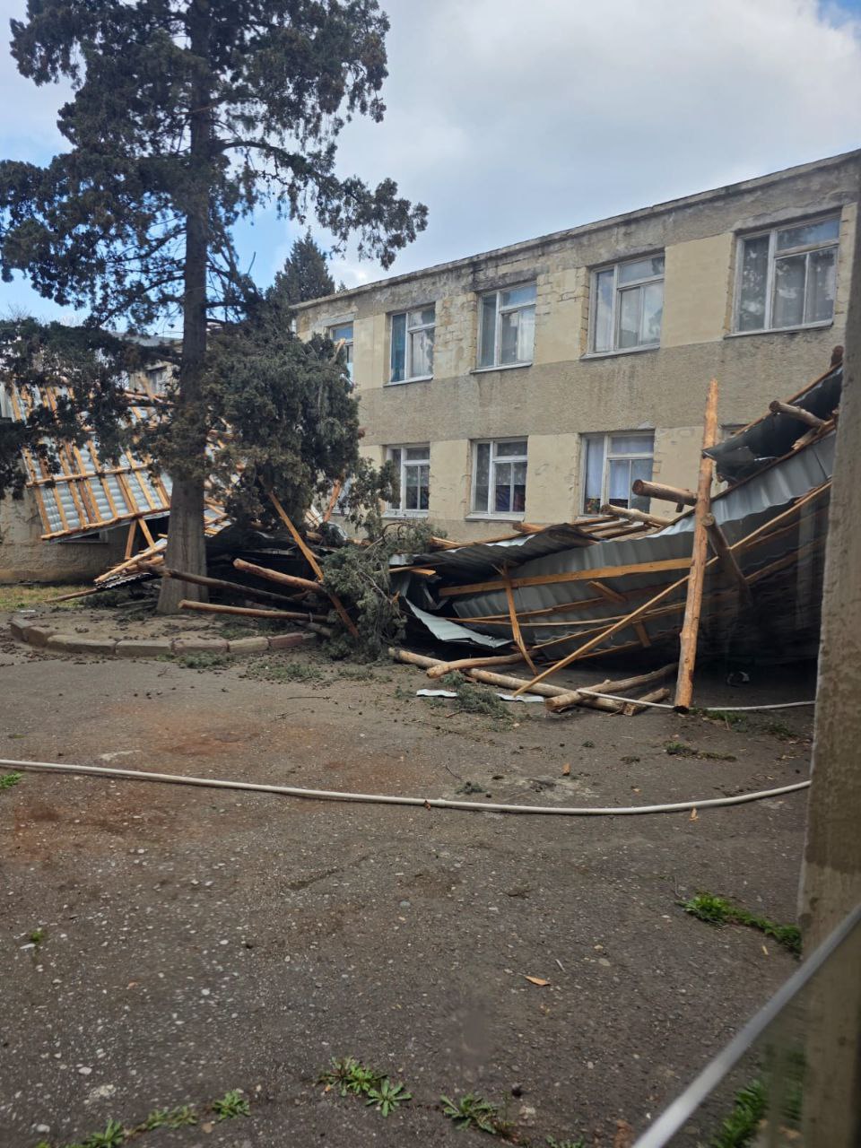 Güclü küləyin aşırdığı uşaq bağçasının dam örtüyü niyə bərpa edilmir? - AÇIQLAMA/FOTO