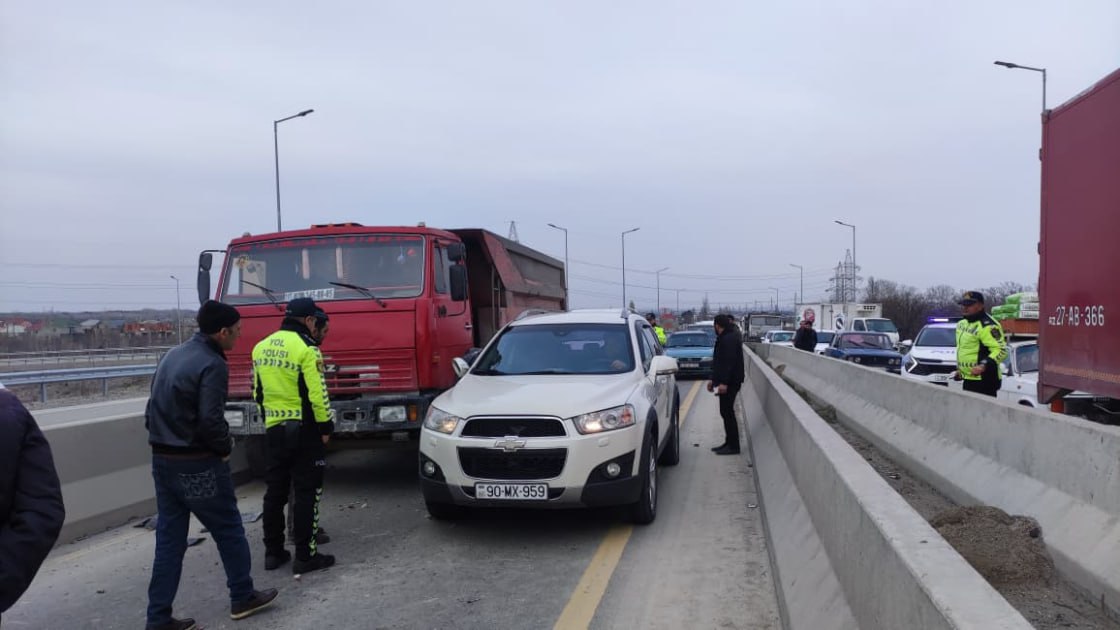 Xaçmaz-Quba yolunda qəza: Böyük tıxac yarandı - FOTO Xaçmaz-Quba yolunda qəza: Böyük tıxac yarandı - FOTO