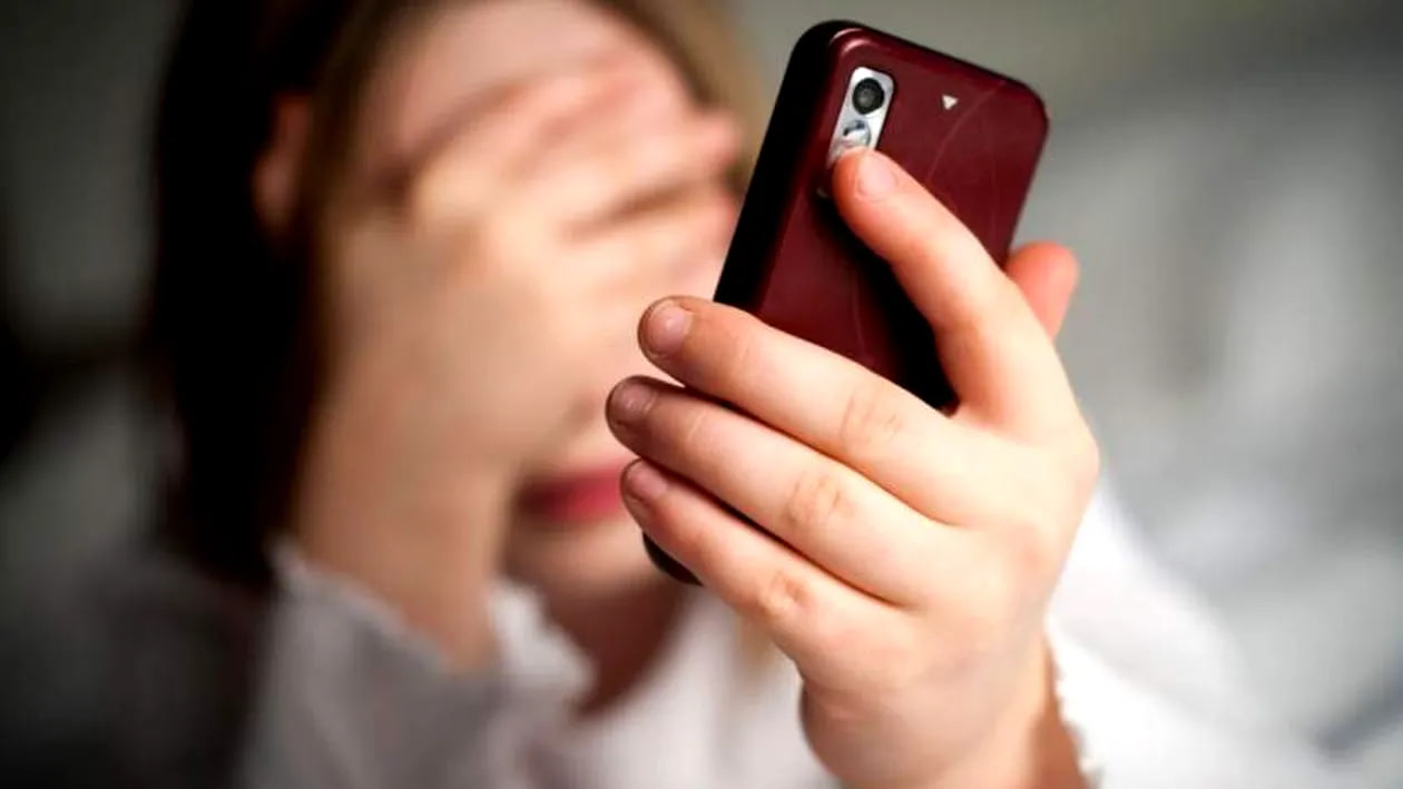 Həmcinsini yarıçılpaq şəkilləri ilə şantaj edən qadından XƏBƏR VAR Həmcinsini yarıçılpaq şəkilləri ilə şantaj edən qadından XƏBƏR VAR