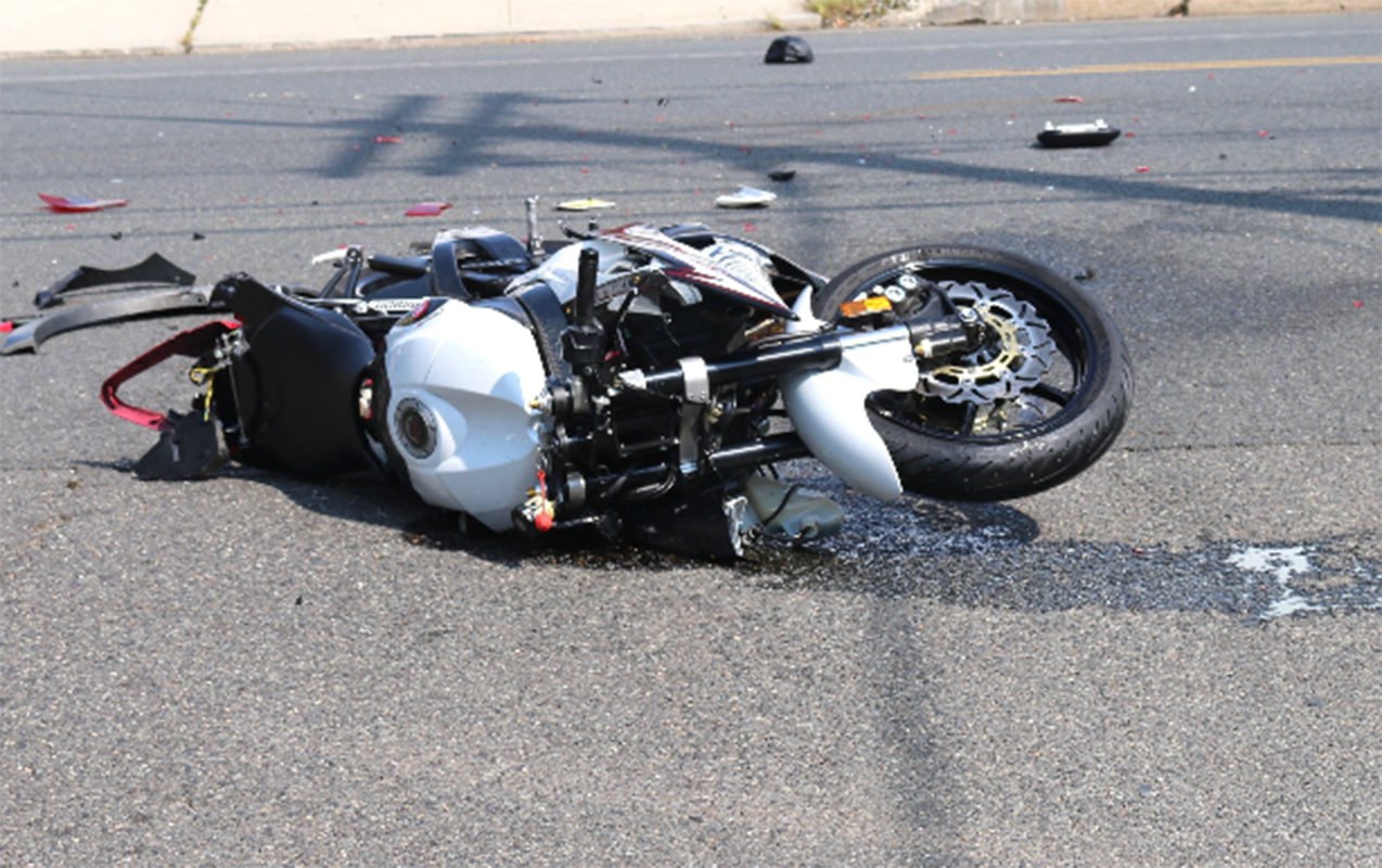 Bakıda moped divara çırpıldı - 21 yaşlı sürücü öldü