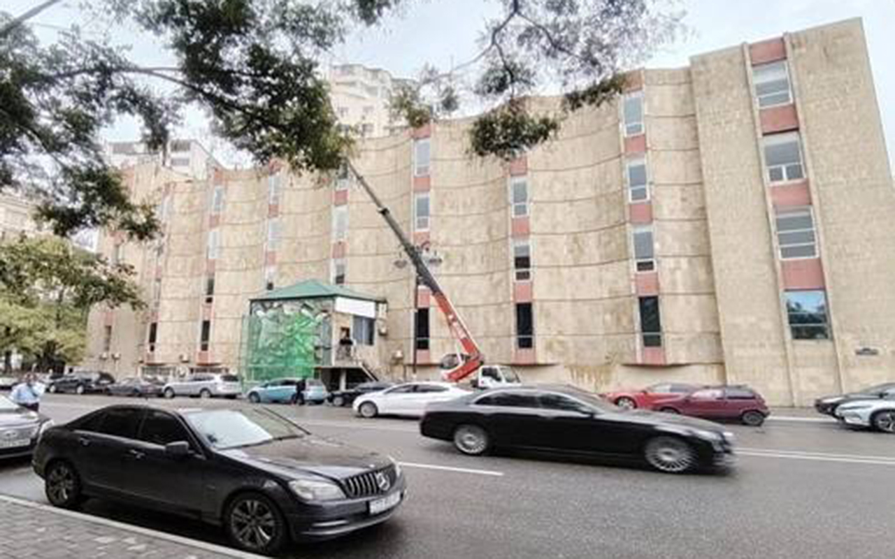 Aylar öncə xəbərdarlıq olunsa da, tarixi abidədə təmir işlərini yenə aparıblar – FOTO Aylar öncə xəbərdarlıq olunsa da, tarixi abidədə təmir işlərini yenə aparıblar – FOTO