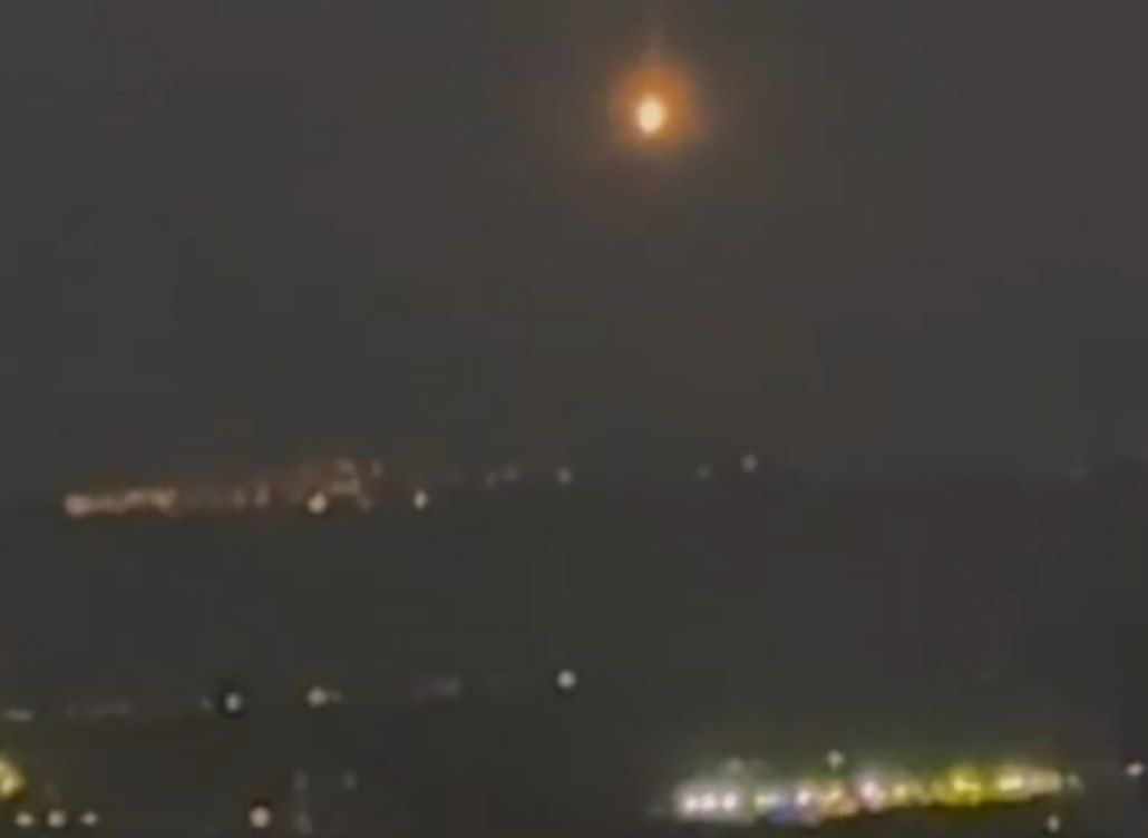 İran İsrail şəhərlərini kaset başlıqlı raketlərlə vurur - VİDEO İran İsrail şəhərlərini kaset başlıqlı raketlərlə vurur - VİDEO