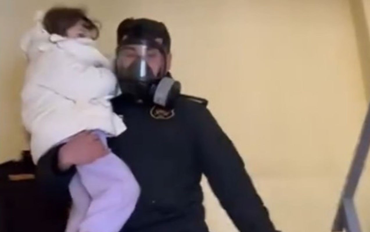 Polis vətəndaşları yanğından belə xilas etdi &ndash; VİDEO