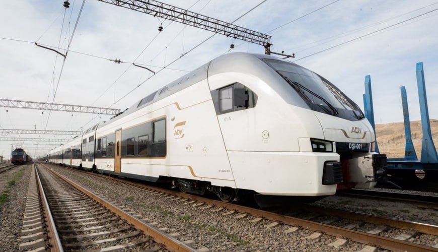 Sürət qatarına daş atan yeniyetmələr polisə çağırıldı