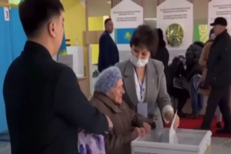 Qazaxıstanda 102 yaşlı qadına 100 yaşa qədər yaşamaq arzulandı - VİDEO