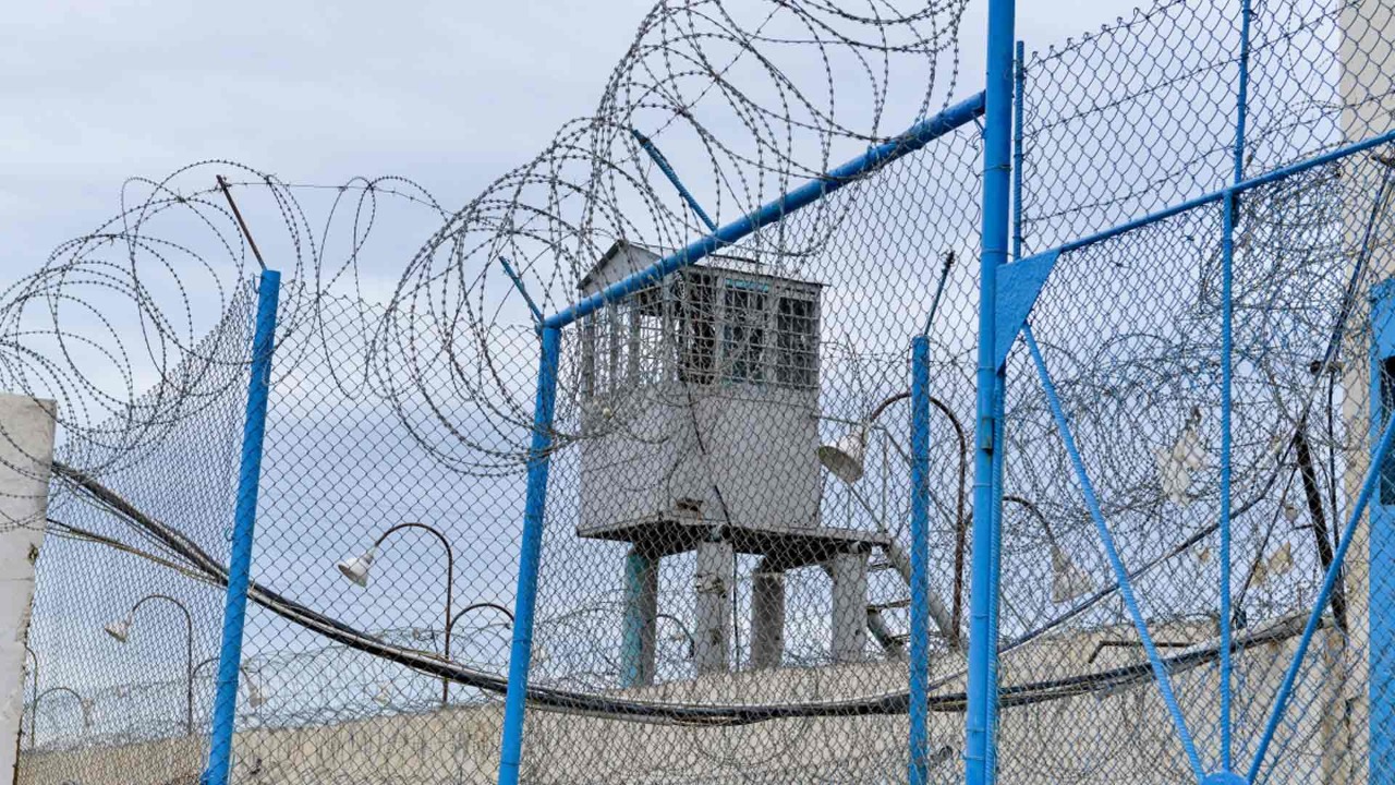 İstintaq təcridxanasına ayaqqabının içində narkotik keçirmək istədilər &ndash; FOTO