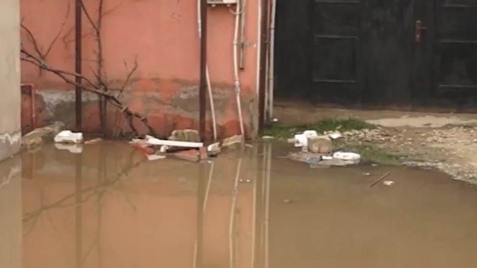 Qobu sakinləri üfunətə məhkum olub: Küçələri çirkab su basır - VİDEO