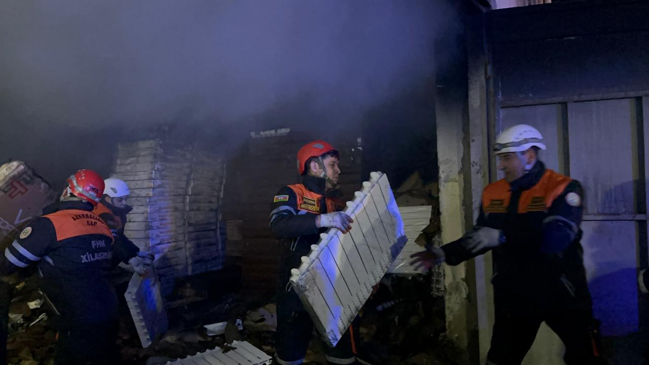 FHN əməkdaşları sahibkarlara mallarını çıxarmalarına köməklik göstərirlər - FOTO/VİDEO