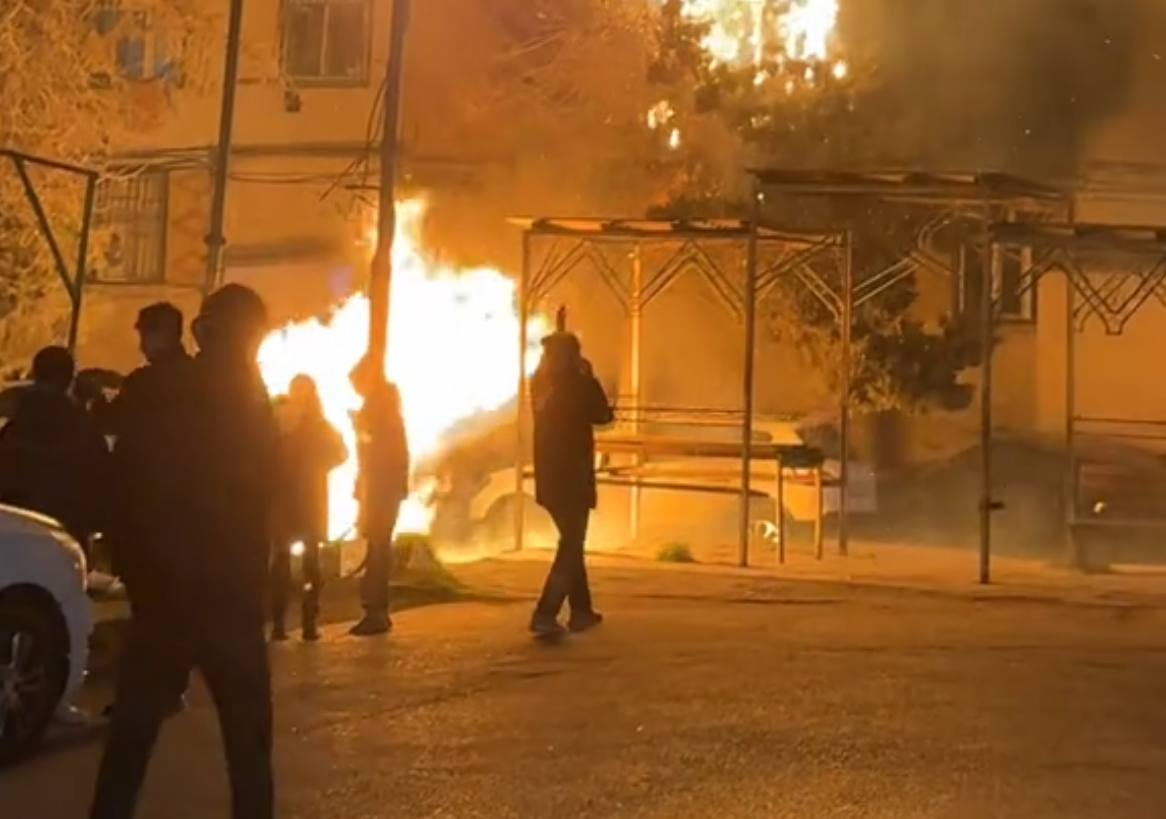 Bakıda həyətdə qalanan bayram tonqalı yanğına səbəb oldu - ANBAAN VİDEO