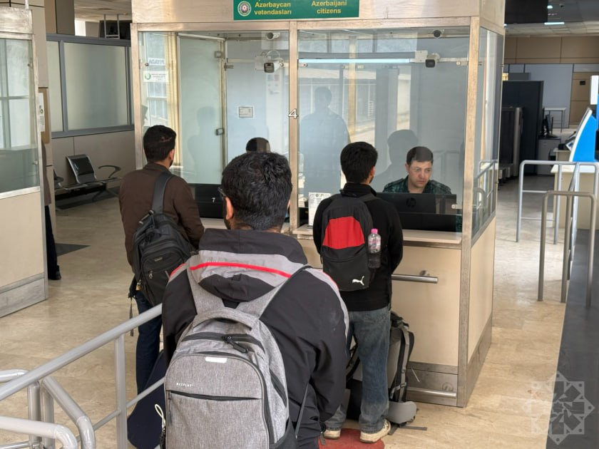 Hindistanlı həkimlər və tələbələr İrandan Azərbaycana GƏLDİ &ndash; FOTO