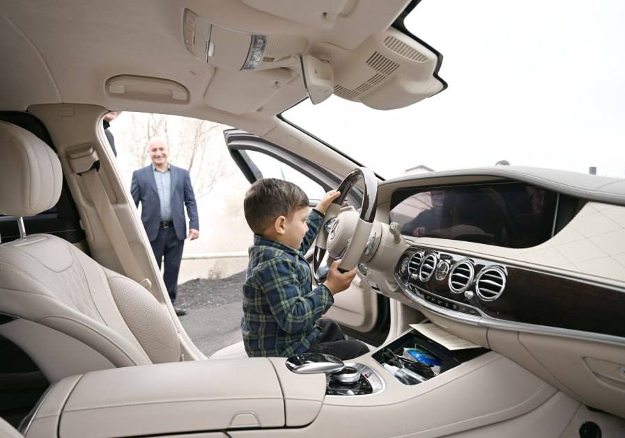 Xocavəndə qayıdan azyaşlı Prezidentin avtomobilində sükan arxasında - FOTO/VİDEO