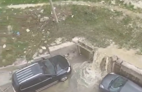 Yeni Günəşlidə su xətti yenidən partladı, sakinlər şikayətçidirlər - VİDEO