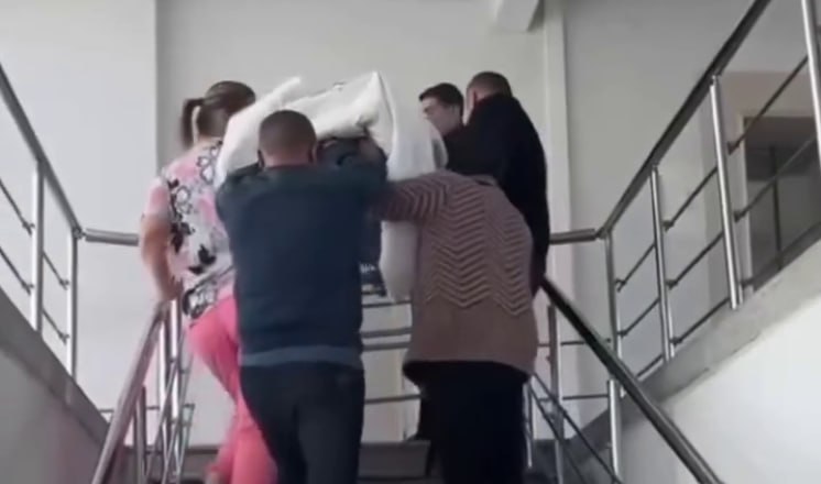 Doğuşa gələn xəstəni pilləkənlə qaldırdılar - Gəncə xəstəxanasındakı görüntülərlə bağlı RƏSMİ AÇIQLAMA &ndash; VİDEO