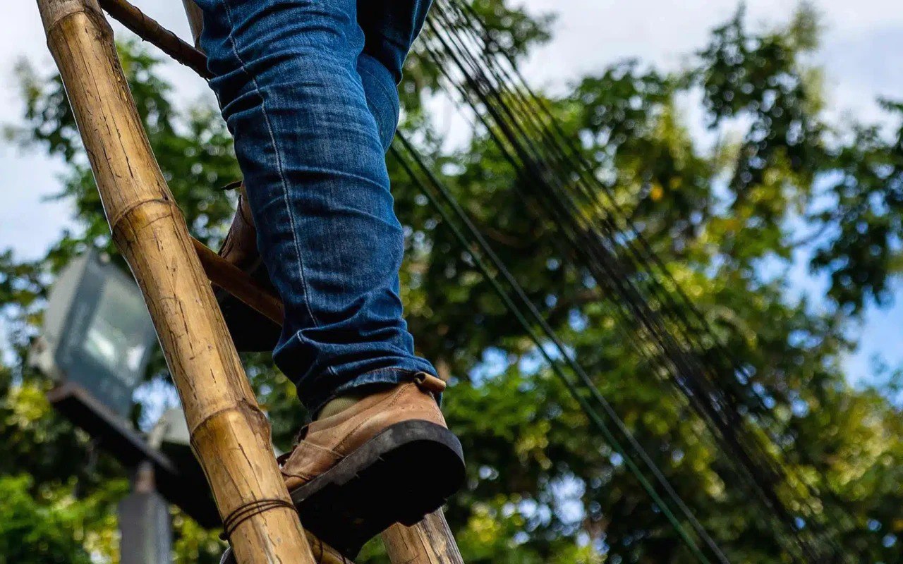 Nərdivandan yıxıldı, həyatını itirdi