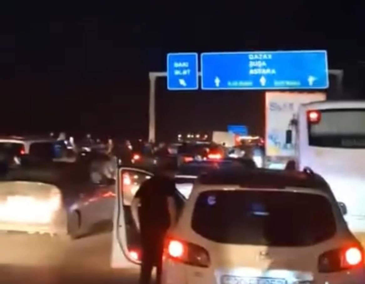 Bakı&ndash;Ələt yolunda KamAZ aşdı, uzun tıxac yarandı - VİDEO