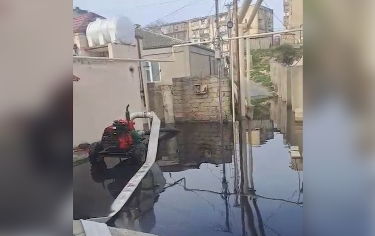 Xətaidə kanalizasiya çökdü, evləri su basdı - VİDEO