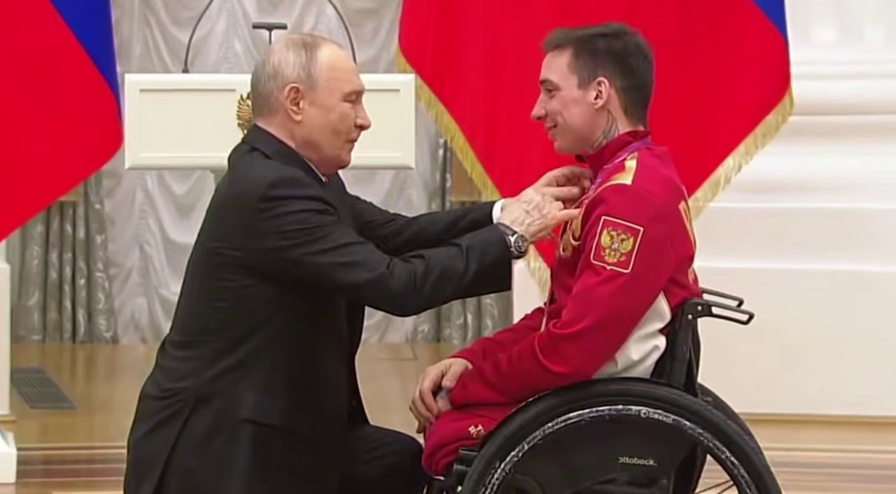 Putin çempion idmançıya mükafatı diz çökərək təqdim etdi – VİDEO Putin çempion idmançıya mükafatı diz çökərək təqdim etdi – VİDEO