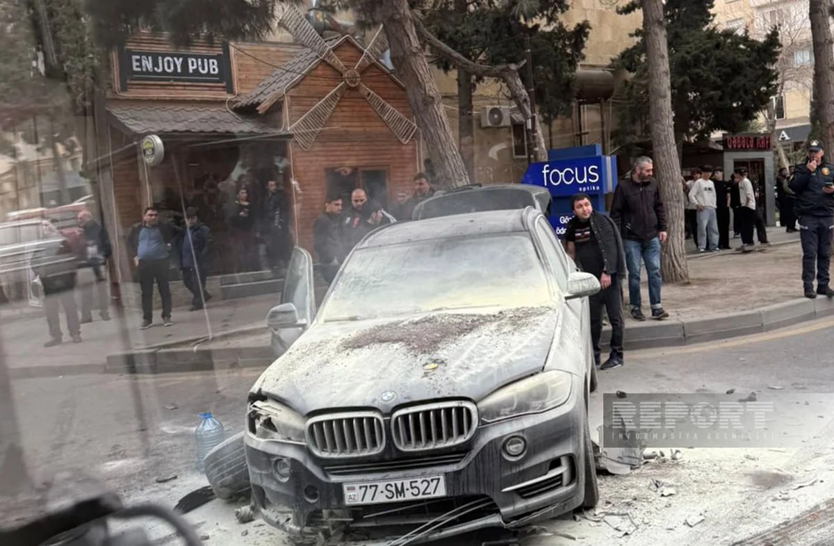 Bakıda ağır qəza: BMW yandı - FOTO