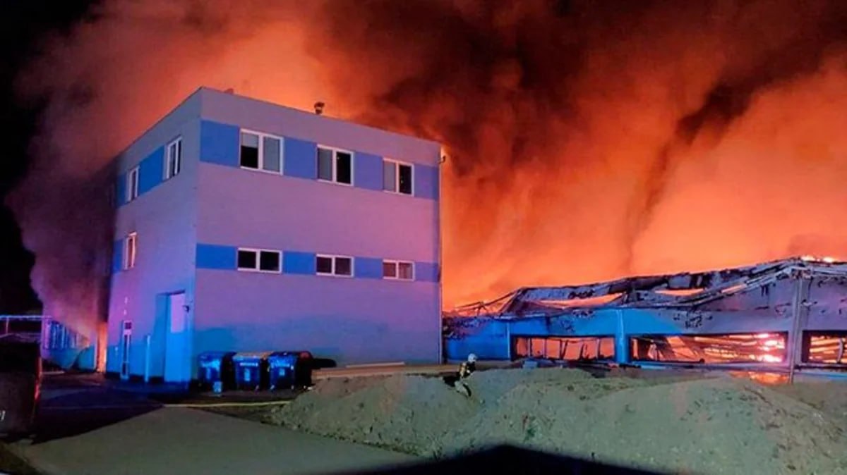 Çexiyada İsrailin silah zavodu yandırıldı Çexiyada İsrailin silah zavodu yandırıldı