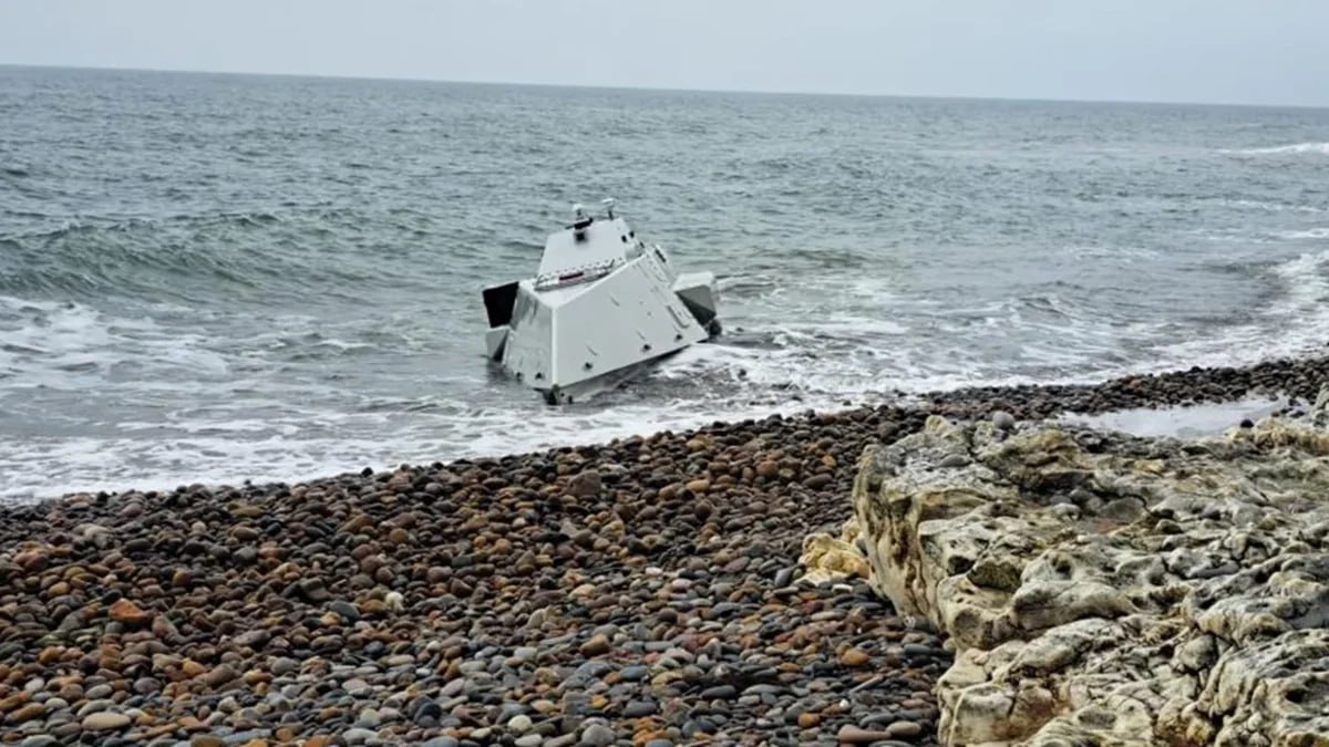 Türkiyədə sahildə pilotsuz sualtı aparat tapıldı - FOTO Türkiyədə sahildə pilotsuz sualtı aparat tapıldı - FOTO