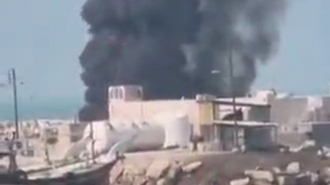 ABŞ Hörmüz boğazında hərəkəti bloklamaq üçün istifadə olunan katerlərə zərbə endirdi - VİDEO