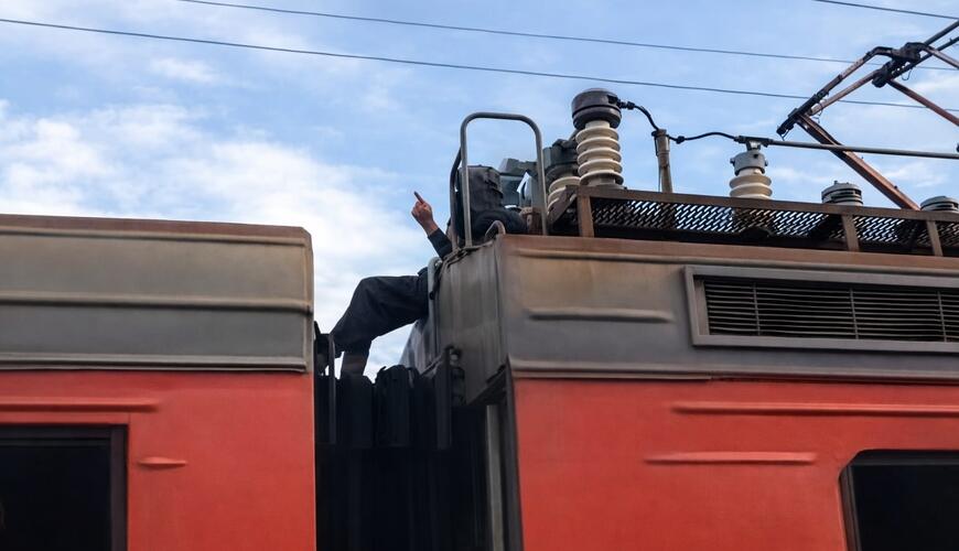 Sərnişin qatarın damında diri-diri yandı - VİDEO Sərnişin qatarın damında diri-diri yandı - VİDEO