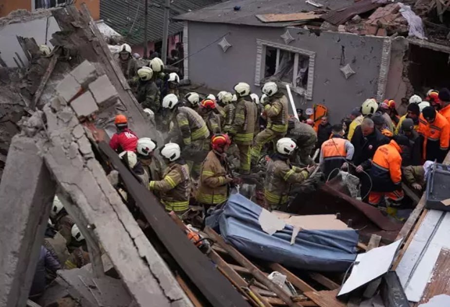 İstanbul valisi: Dağıntılar altında qalan 9 nəfərdən 7-si xilas edildi İstanbul valisi: Dağıntılar altında qalan 9 nəfərdən 7-si xilas edildi
