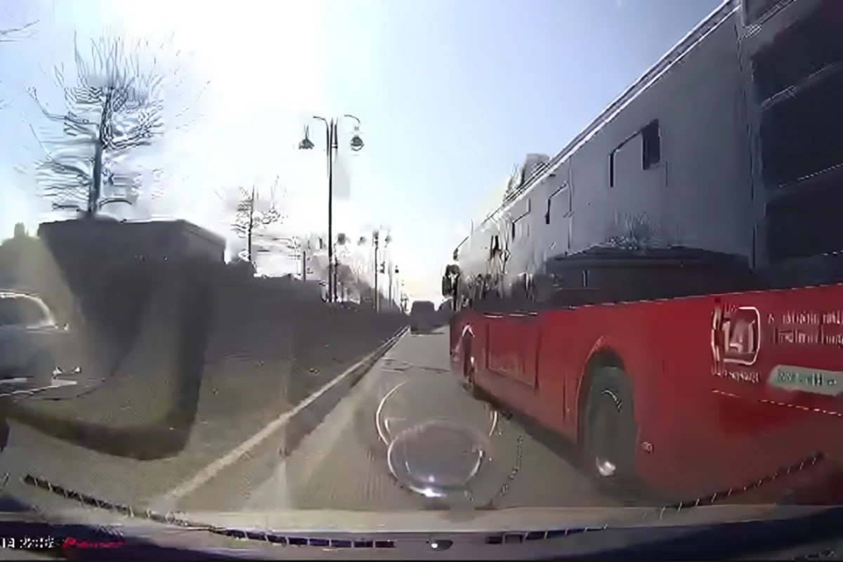 Sərnişin avtobusunun sürücüsündən TƏHLÜKƏLİ MANEVR - VİDEO