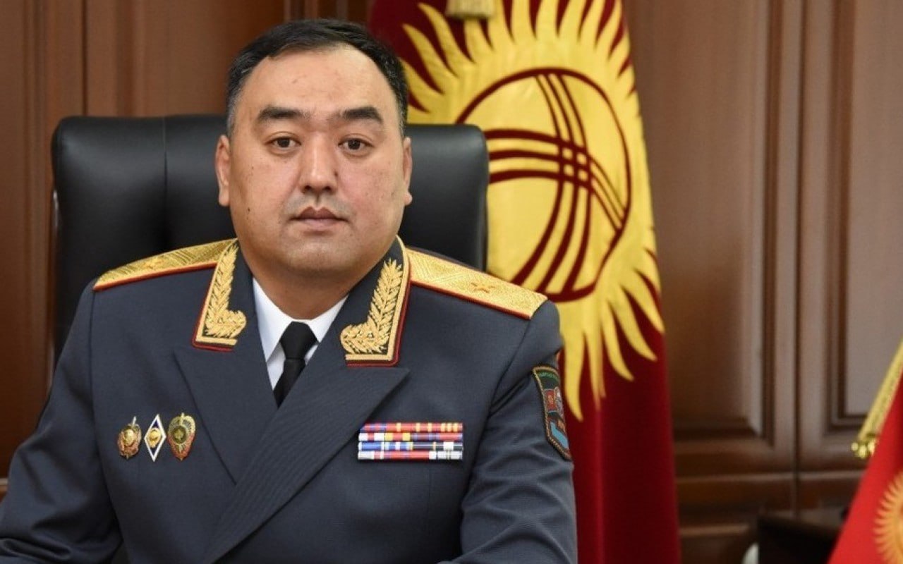 Qırğızıstanın DİN rəhbəri siqaret çəkdiyinə görə cərimələndi Qırğızıstanın DİN rəhbəri siqaret çəkdiyinə görə cərimələndi