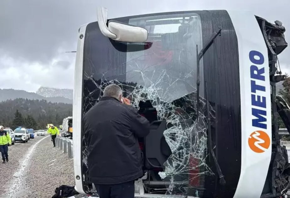 Konya vilayətində sərnişin avtobusu aşdı - 15 yaralı var