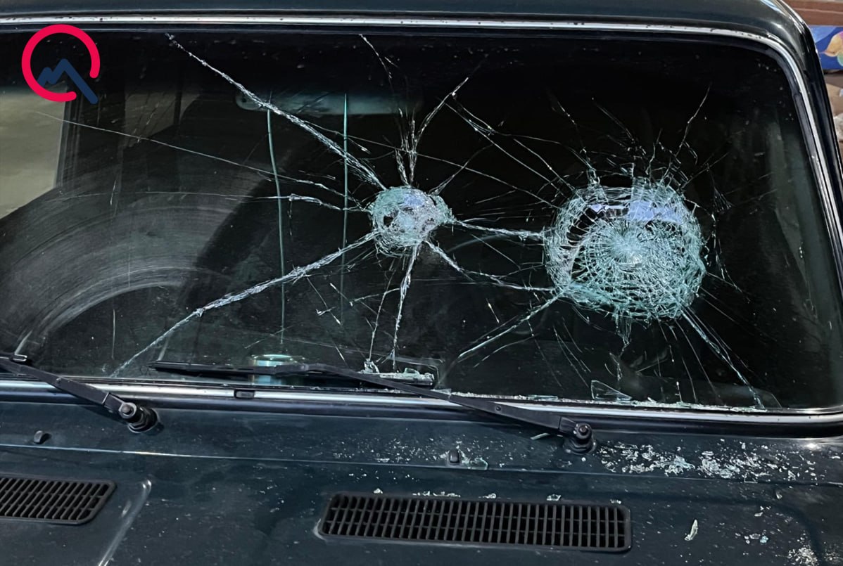 Borca görə ana və oğlu döyüldü, maşının şüşəsi sındırıldı - FOTO