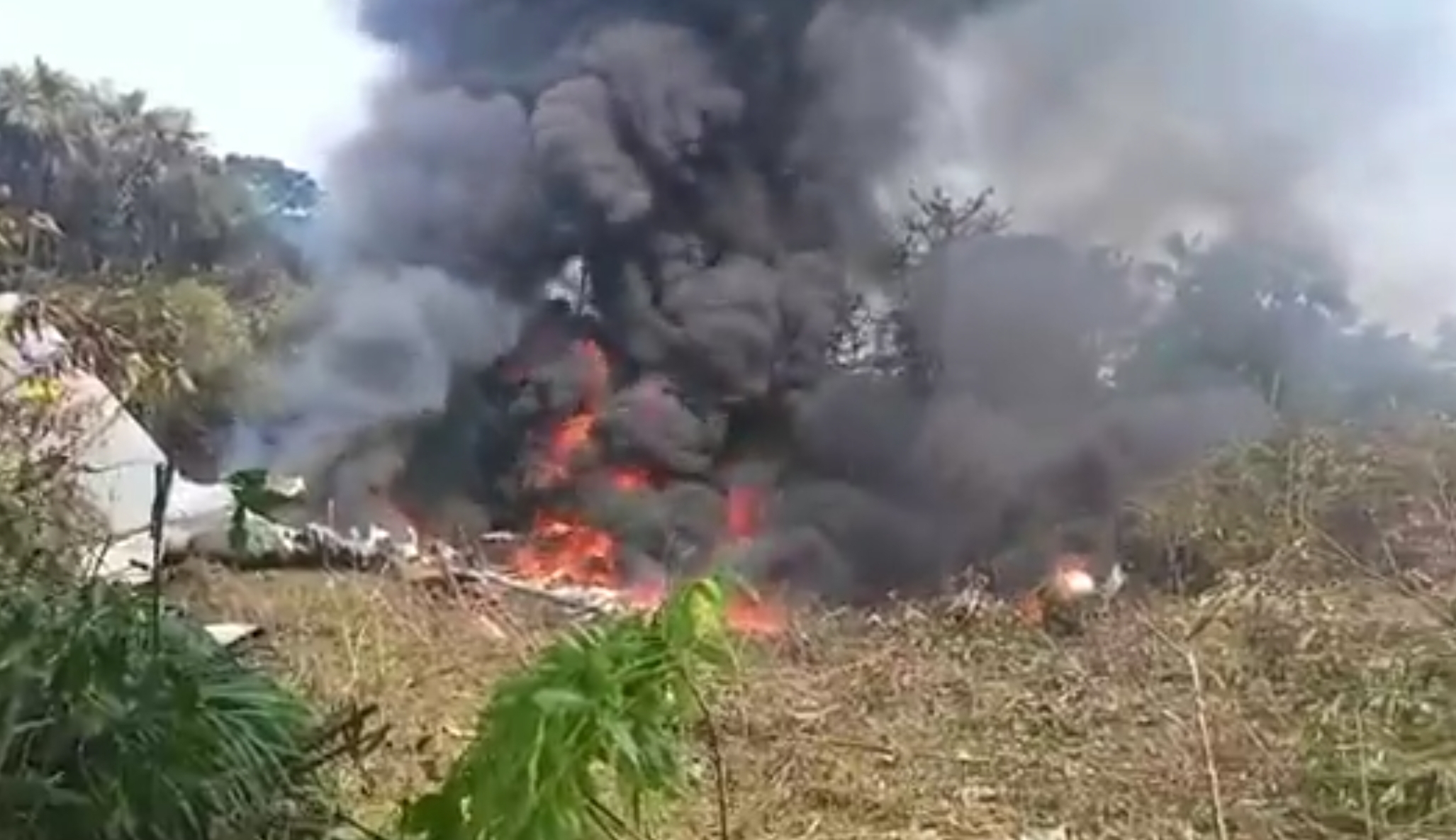 Kolumbiyada hərbi təyyarə qəzaya uğradı: Göyərtədə 110 hərbçi olub - VİDEO