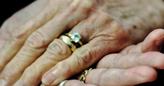 Öz qayınanası ilə EVLƏNDİ - 80 yaşı var