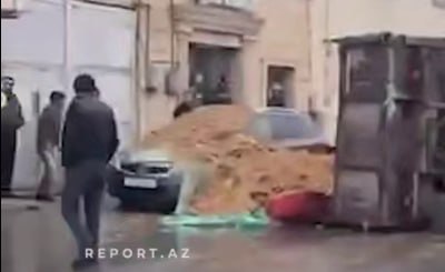 Yük maşını aşdı, gübrə digər avtomobilin üzərinə töküldü - VİDEO