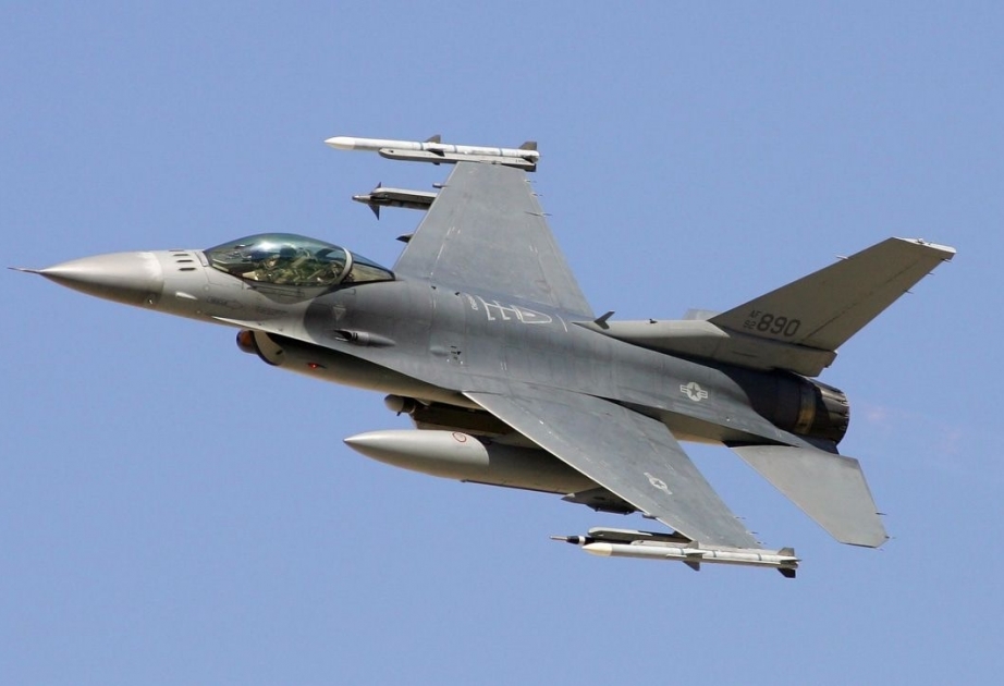 İran ABŞ-nin F-18 qırıcı təyyarəsini vurub - VİDEO