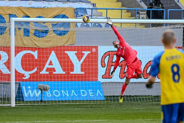 &ldquo;Qarabağ&rdquo;ın qapıçısı komandadan AYRILA BİLƏR