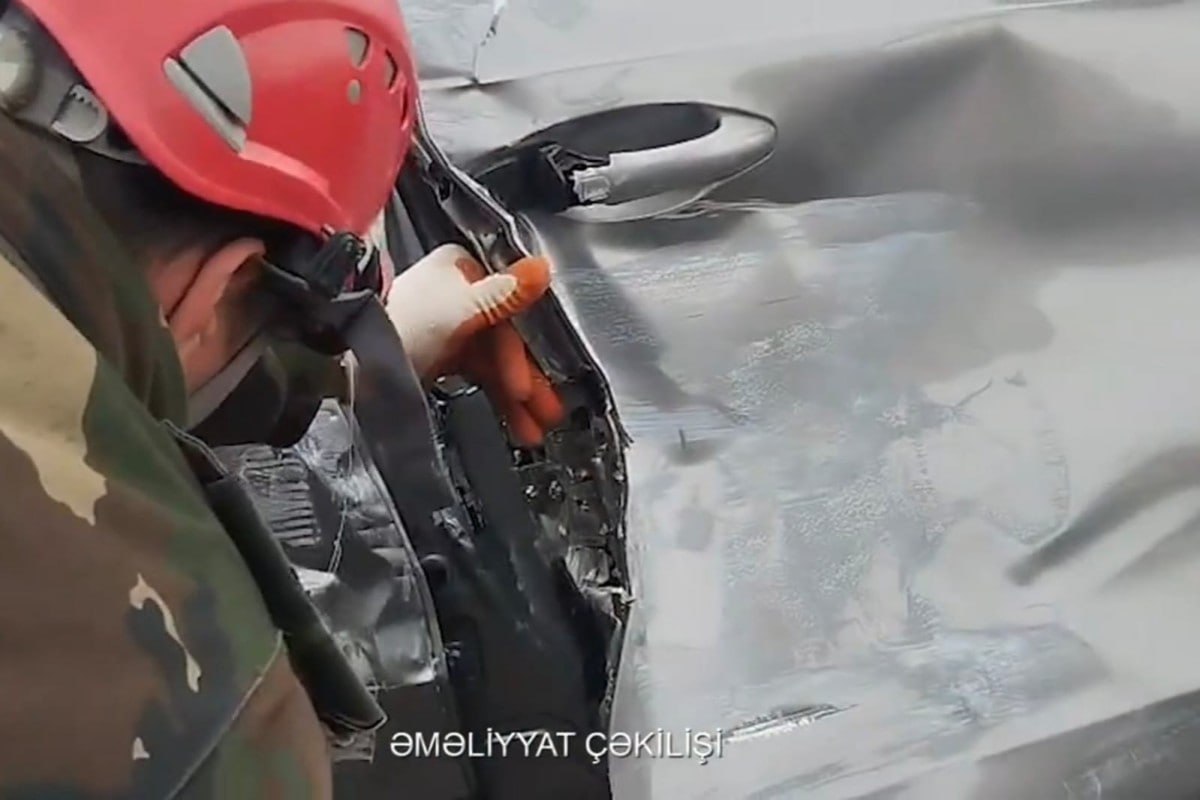 Xaçmazda avtomobildə sıxılı qalan qadın belə xilas edildi – VİDEO Xaçmazda avtomobildə sıxılı qalan qadın belə xilas edildi – VİDEO