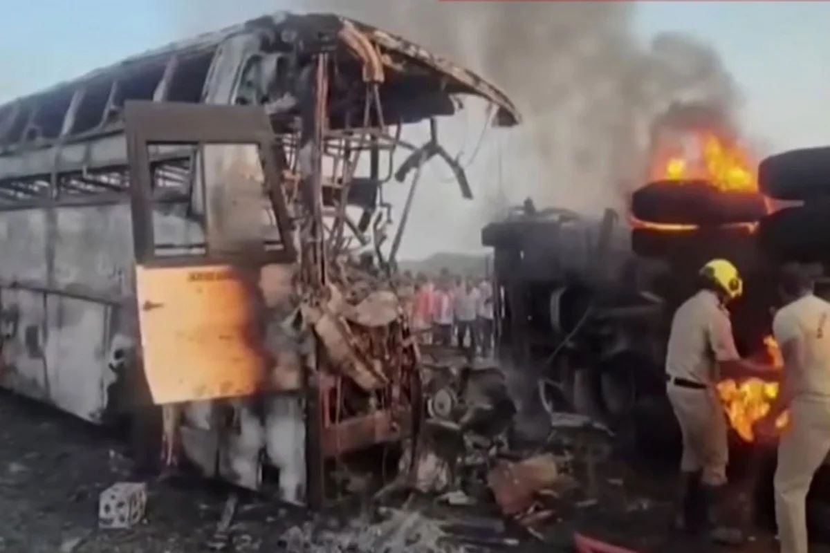 Hindistanda dəhşətli qəza: On dörd nəfər diri-diri yandı