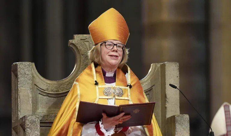 İlk dəfə qadın kilsə rəhbəri təyin edildi - FOTO