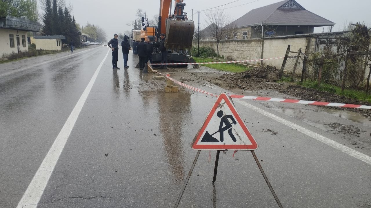 Kürdəmirdə magistral su boru xətti PARTLADI: Sakinlər susuz qaldı - FOTO Kürdəmirdə magistral su boru xətti PARTLADI: Sakinlər susuz qaldı - FOTO