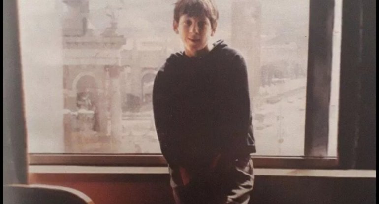 Haradan haraya: İndi bütün dünya bu uşağı tanıyır Haradan haraya: İndi bütün dünya bu uşağı tanıyır